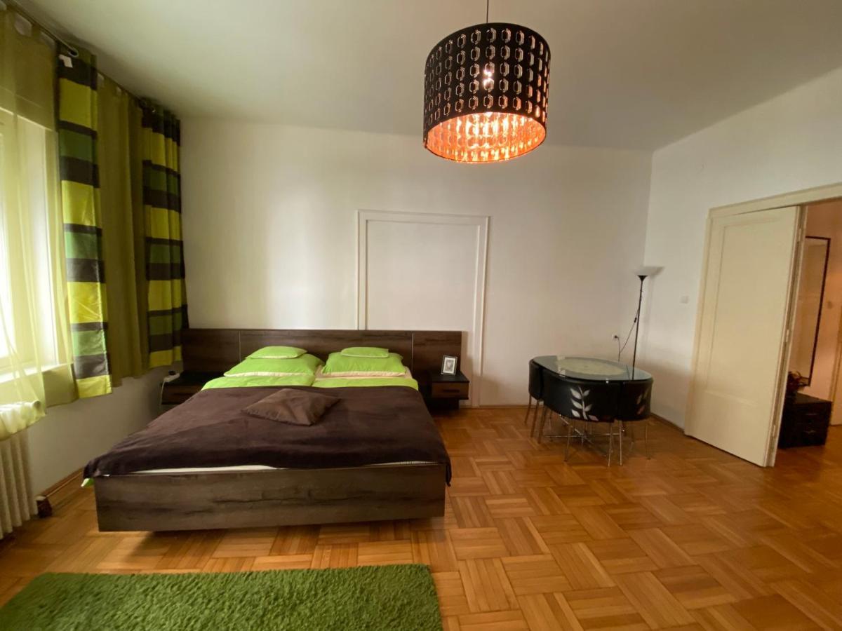 Apartment And Rooms Heart Of The City Budapest Exterior foto
